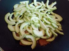 加入切好的西葫芦，继续煸炒。