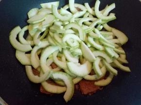 加入切好的西葫芦，继续煸炒。