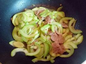 炒至西葫芦变软，即可调味出锅(调味可依个人口味)喜欢吃辣的可以加一些红辣椒。