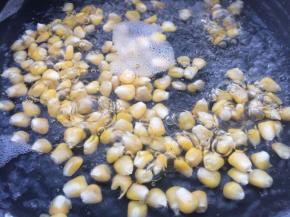 米粒放入锅中煮熟。