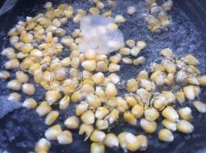 米粒放入锅中煮熟。