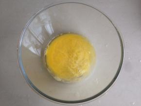 蛋液、油和水放入到盆里