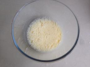 用电动打蛋器1档打发20秒左右，打至有密集的泡泡