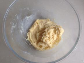 用打蛋器搅拌头划圈搅拌几下，再启动电源搅拌几秒，不见干粉