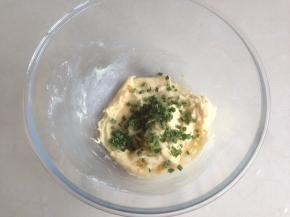 将葱花倒入。（葱花提前放入烤箱用100度烘烤干即可）