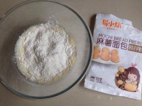 将麻薯面包预拌粉倒入
