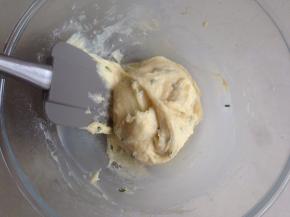 用刮刀拌均匀，再用打蛋器搅拌几秒