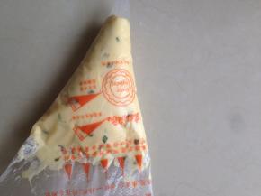 将做好的面糊放入到裱花袋里