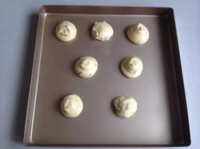 挤在不粘烤盘上