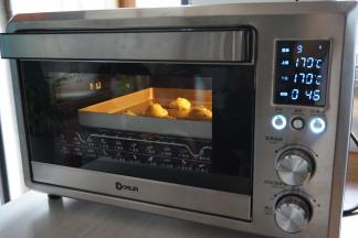 放入到提前预热到170度的东菱K40C烤箱倒数第二层，烘烤23分钟