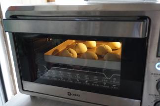 烘烤十分钟左右就可以看到面糊已经膨胀起来了，好可爱