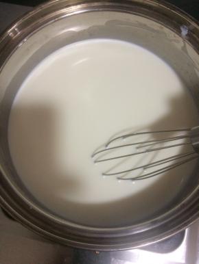 除椰蓉外的所有材料全部放进奶锅里，把锅里的材料全部混合均匀