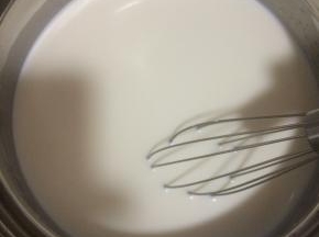 除椰蓉外的所有材料全部放进奶锅里，把锅里的材料全部混合均匀
