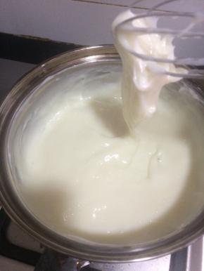 中小火一边煮一边搅拌，煮至牛奶糊变得顺滑浓稠就可以了