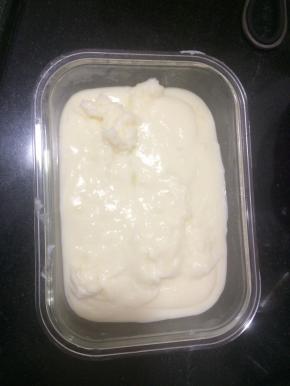 把煮好的牛奶糊倒入玻璃保鲜盒内放冰箱冷藏