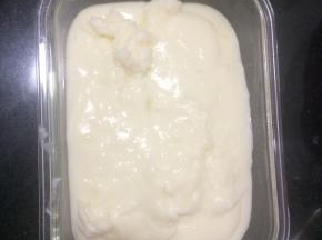 把煮好的牛奶糊倒入玻璃保鲜盒内放冰箱冷藏