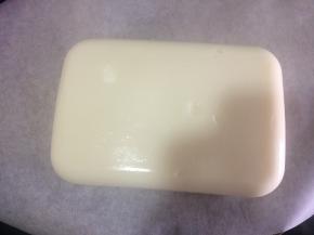 冷藏好的牛奶小方拿出来倒扣取出