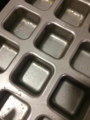 先把刷模具用的黄油隔水溶化，用刷子把模具刷上一层黄油