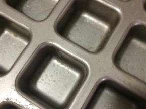 先把刷模具用的黄油隔水溶化，用刷子把模具刷上一层黄油