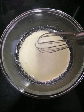 牛奶和玉米油放盆里拌匀，混合好隔热水保持温热