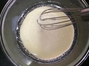 牛奶和玉米油放盆里拌匀，混合好隔热水保持温热