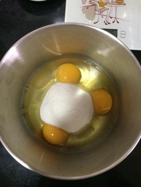 鸡蛋和细砂糖放在打蛋盆里