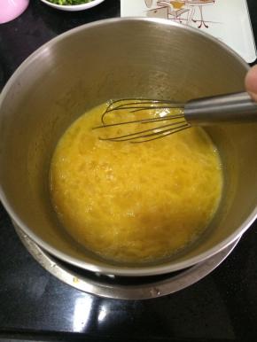 坐热水，用手抽搅拌至细砂糖完全融化