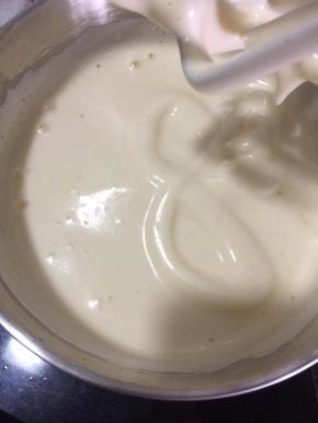 从热水盆里取出打蛋盆用电动打蛋器打发全蛋液.一直打至提起打蛋头蛋糊可以画8字且不容易消失的状态就可以了