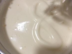 从热水盆里取出打蛋盆用电动打蛋器打发全蛋液.一直打至提起打蛋头蛋糊可以画8字且不容易消失的状态就可以了