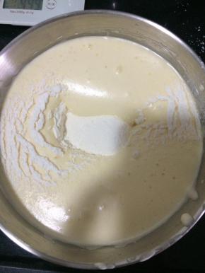 筛入低筋面粉，翻拌均匀至没干粉颗粒的状态