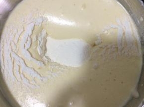 筛入低筋面粉，翻拌均匀至没干粉颗粒的状态