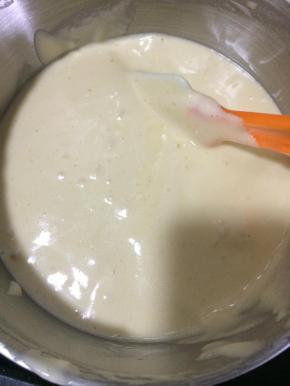 再倒入牛奶和玉米油混合物，拌均匀