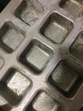 在之前刷了黄油的模具上撒一层低粉，倒扣模具震去多余的低粉