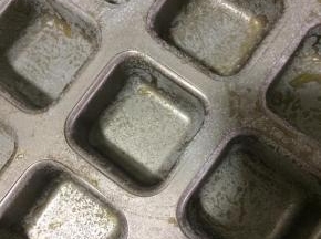 在之前刷了黄油的模具上撒一层低粉，倒扣模具震去多余的低粉