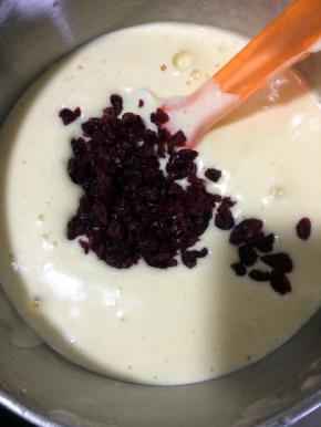 放入切碎的蔓越莓干拌匀