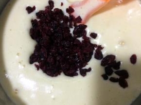 放入切碎的蔓越莓干拌匀