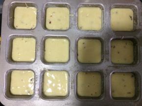 将面糊倒入裱花袋，挤在模具里，裱花袋一次装不完全部面糊，挤完一次后用夹子夹住裱花口，再倒面糊就不会漏出来