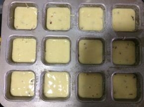 将面糊倒入裱花袋，挤在模具里，裱花袋一次装不完全部面糊，挤完一次后用夹子夹住裱花口，再倒面糊就不会漏出来