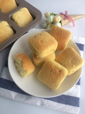 烤箱提前预热好160度上下火20分钟，出炉晾至温热脱模