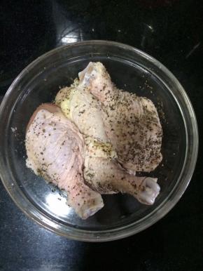 鸡腿洗干净后用罗勒叶，黑胡椒碎和盐腌制2小时