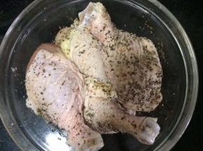 鸡腿洗干净后用罗勒叶，黑胡椒碎和盐腌制2小时