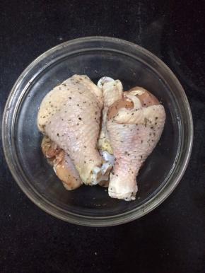 取出腌制好的鸡腿