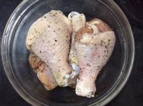 取出腌制好的鸡腿