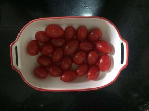 圣女果洗干净铺在烤碗上