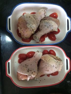 再把鸡腿放在圣女果上面