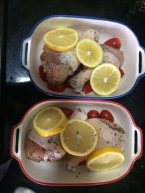 柠檬切片摆在鸡腿上面