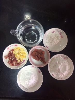 把所需的材料准备好，腊肠切成小粒，肉末先用生抽，盐，油调味拌匀