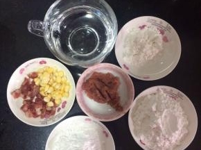 把所需的材料准备好，腊肠切成小粒，肉末先用生抽，盐，油调味拌匀