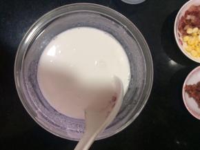 把三种粉类加清水混合搅拌均匀