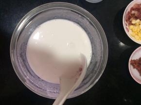 把三种粉类加清水混合搅拌均匀